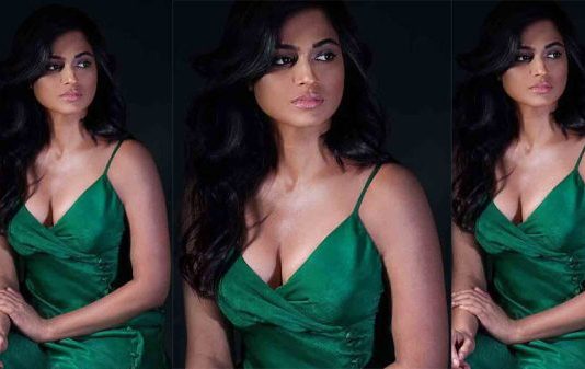 இடையழகை காட்டி சும்மா நச்சுனு போஸ் கொடுத்த ரம்யா பாண்டியன்.. கண்டபடி வர்ணிக்கும் நெட்டிசன்கள்!!