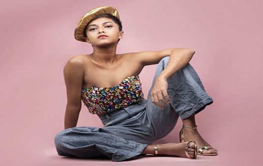 ஸ்கின் டோன் ஆடையில் முரட்டு போஸ் கொடுத்த இலங்கை பாடகி வெளியிட்ட புகைப்படம்!!