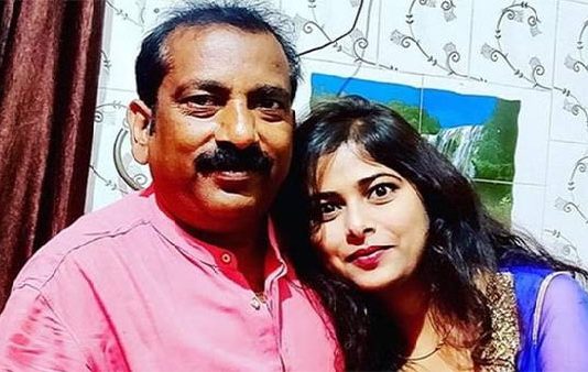 கணவரிடம் விவாகரத்து வாங்கும் மகள்.. பட்டாசு, மேளதாளத்துடன் வீட்டிற்கு வரவேற்ற தந்தை!!