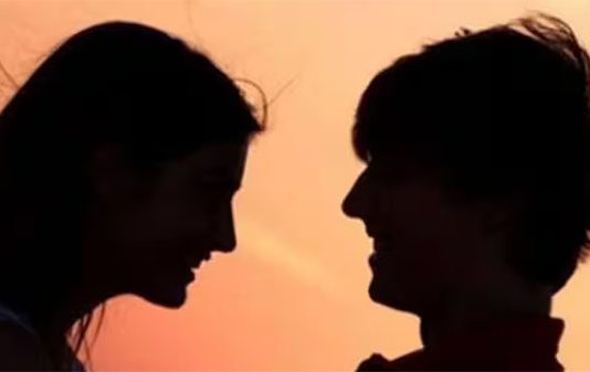 என் கூட பேசலனா நம்ம ஒண்ணா இருந்த போட்டோவை வெளியிடுவேன்.. மிரட்டிய காதலன் : மரண வாக்குமூலம் கொடுத்த மாணவி!!