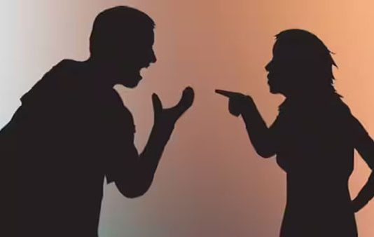 மனைவியின் கட்டைவிரலை கடித்த கணவன் : தடுக்க வந்த தம்பிக்கு நேர்ந்த சோகம்!!