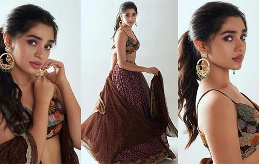 ட்ரான்ஸ்பரென்ட் உடையில் ஹாட் போஸ் கொடுத்த கீர்த்தி ஷெட்டி.. ஜொள்ளுவிடும் இளசுகள்!!