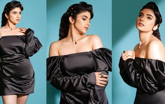 ஈரம் சொட்ட சொட்ட கவர்ச்சி போஸ் கொடுத்து ரசிகர்களை கிறுகிறுக்க வைத்த பிரக்யா நாக்ரா!!