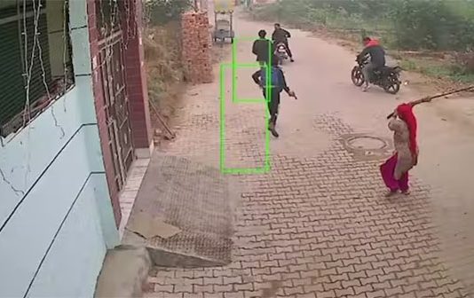 துப்பாக்கிச் சூடு நடத்தியவர்களை துடைப்பத்தைக் கொண்டு விரட்டிய சிங்கப்பெண்!!