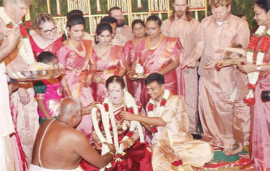 கடல் கடந்து 5 ஆண்டுகள் காதல்.. அமெரிக்க பெண்ணை தமிழ்முறைப்படி மணந்த தமிழக இளைஞர்!!