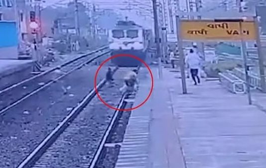 வேகமாக வந்த ரயில் – தண்டவாளத்தில் மாட்டிக் கொண்ட முதியவர் : அடுத்து நடந்த திக் திக் சம்பவம்!!