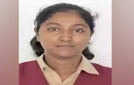 வகுப்பறையில் சுருண்டு விழுந்த பள்ளி மாணவிக்கு நேர்ந்த சோகம்!!