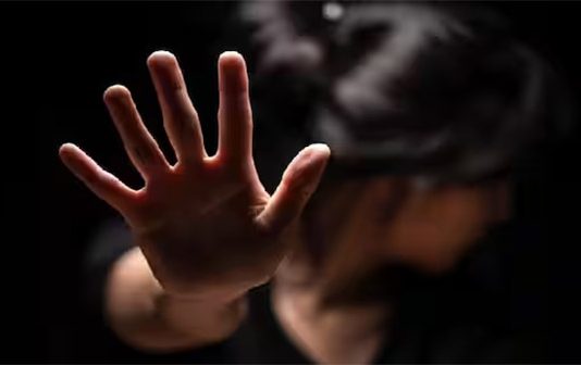 ஆசைவார்த்தை கூறி ஆசைத்தீர பள்ளி மாணவியுடன் உல்லாசம்… வேலை முடிந்ததும் வேலையை காட்டிய இளைஞர்!!