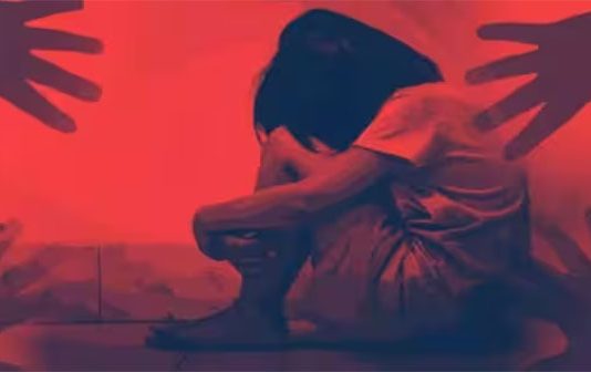 பிறப்புறுப்பில் காயங்கள்.. சொந்த மகளை காதலனுக்கு இரையாக்கிய கொடூர தாய் : கேரள நீதிமன்றம் அதிரடி தீர்ப்பு!!