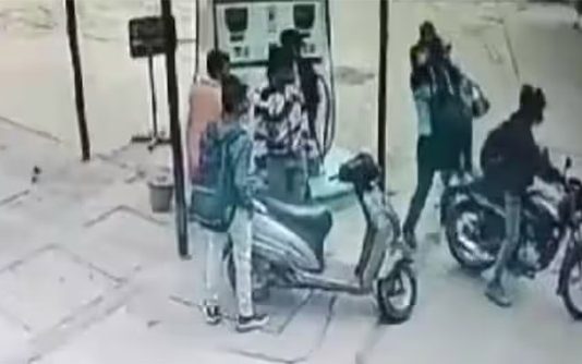 பட்டப்பகலில் இளம்பெண் கடத்தல்… வேடிக்கை பார்த்த பொதுமக்கள் : சினிமாவை மிஞ்சும் சம்பவம்!!