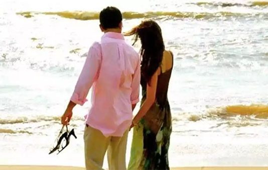 கல்லூரி மாணவி கடற்கரையில் கத்தி முனையில் பலாத்காரம்… நண்பர்களுடன் டூர் போன போது பரிதாபம்!!