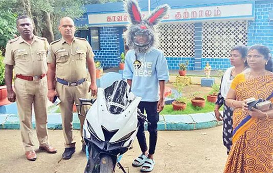 முயல் ஹெல்மெட் அணிந்து மக்களை அச்சுறுத்திய இளைஞனுக்கு நேர்ந்த பரிதாபம்!!