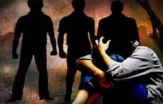 சொந்த சகோதரியை நண்பர்களுடன் கூட்டுப் பலாத்காரம் செய்து கொன்ற தம்பி.. அதிர்ச்சி சம்பவம்!!