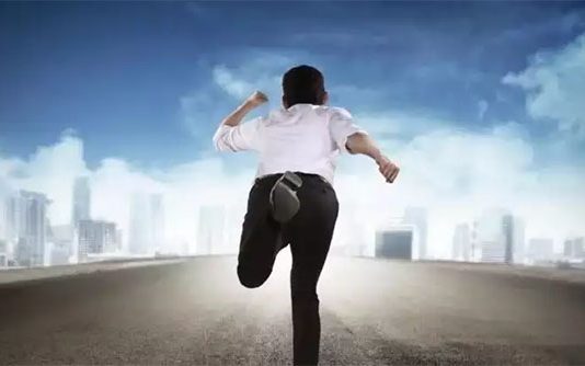 கர்ப்பமான காதலி.. விடிந்தால் திருமணம்.. இரவோடு இரவாக மண்டபத்தில் இருந்து ஓடிய மணமகன்.. இறுதியில் நடந்த சோகம்!!