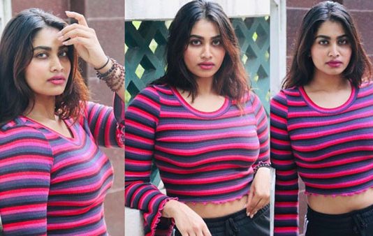 கீழ ஒன்னும் போடாம வெறும் டி ஷர்ட் மட்டும் அணிந்து ஹாட் போஸ் கொடுத்த ஷிவானி!!