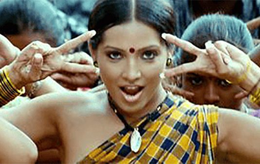 உள்ளாடையை கூட விட்டு வைக்கல.. தனுஷ் படம் நடிகை வேதனை!!