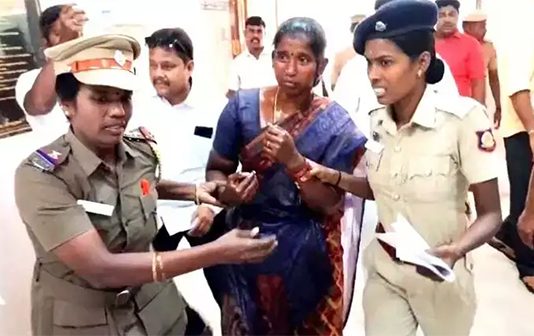 என்னை ஏமாத்திட்டாங்க.. ஆட்சியர் அலுவலகம் முன் தற்கொலைக்கு முயன்ற பெண்!!