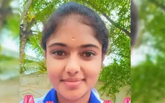 விடுமுறைக்கு வீட்டிற்கு வந்த கல்லூரி மாணவி எடுத்த விபரீத முடிவு.. கதறும் குடும்பம்!!