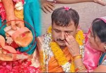 தனது தோலில் செய்யப்பட்ட காலணியை தாய்க்கு வழங்கிய இளைஞர்.. ஏன் தெரியுமா?