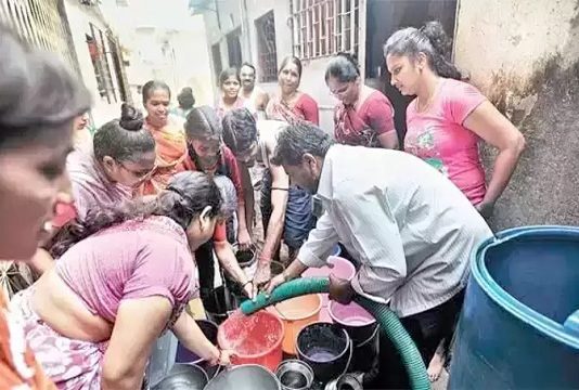 குழாயடி சண்டை விபரீதம்… இளம்பெண்ணை கத்தியால் குத்தி கொலை செய்த 15 வயது சிறுமி!!