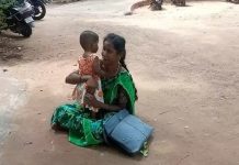கர்ப்பமாக்கி ஏமாற்றிய காதலன்… போலீஸ் ஸ்டேஷன் வாசலில் கைக்குழந்தையுடன் காதலி தர்ணா!!