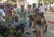 கல்லூரி படிக்கும் இரண்டு பிள்ளைகளின் தாய், 25 வயது இளைஞருடன் காவல்நிலையத்தில் தஞ்சம்!!