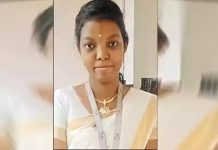 பைக்கில் இருந்து தடுமாறி விழுந்த இளம் பெண்ணுக்கு நேர்ந்த சோகம்!!