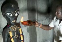 நடிகர்களுக்கு அடுத்த வரிசையில், ஏலியனுக்கு கோயில் கட்டி கும்பிடும் பக்தர்!!