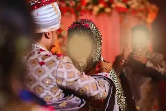 திடீரென மணமகளுக்கு முத்தம் கொடுத்து கட்டியணைத்த நபர்!!