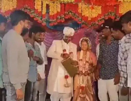 நண்பரின் திருமணத்தில் பரிசைக் கொடுத்ததும் மயங்கி சரிந்து இளைஞன் பலி!!