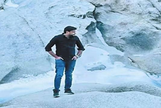 ஐஸ்கட்டி அருகே போட்டோ எடுத்த இளைஞன் பரிதாபமாக பலியான சோகம்!!