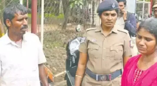 காதல் கணவன் வரதட்சணை கொடுமை தாங்க முடியாமல் இளம்பெண் தந்தையுடன் தீக்குளிக்க முயற்சி!!