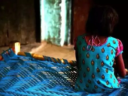 வளர்ப்பு மகளை கர்ப்பமாக்கிய தந்தைக்கு நேர்ந்த சோகம்!!