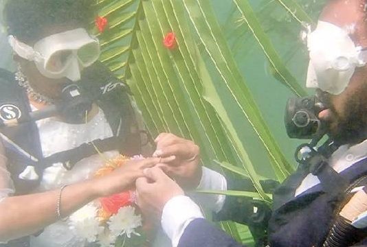 கடலுக்கடியில் சென்று மோதிரம் மாற்றி திருமணம் செய்துகொண்ட தம்பதியினர்!!
