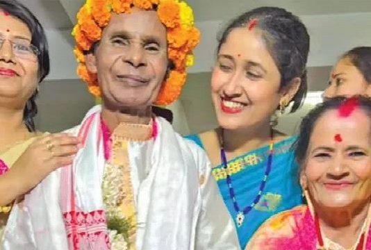 முதியோர் இல்லத்தில் உருவான காதல்.. 4000 பேருக்கு விருந்து கொடுத்து அமோக திருமணம்!!