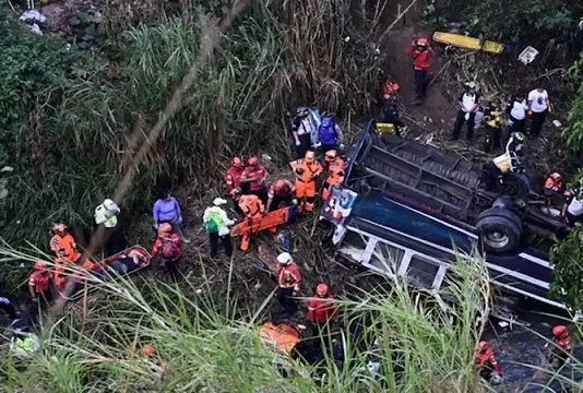 திடீரென பள்ளத்தில் கவிழ்ந்து உருண்ட பேருந்து : 55 பேர் பலியான சோகம்!!