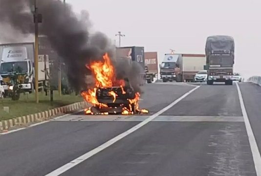 நடுரோட்டில் பற்றி எரிந்த கார் : காப்பாற்ற முயற்சித்தும் பொதுமக்கள் கண் எதிரே துடிதுடித்து உடல் கருகி பலியான இளைஞன்!!
