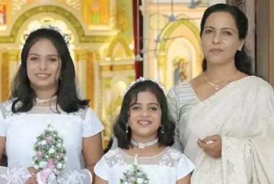 கணவரின் கொடுமை தாங்காமல் 2 மகள்களுடன் ரயில் முன் பாய்ந்த மனைவி!!