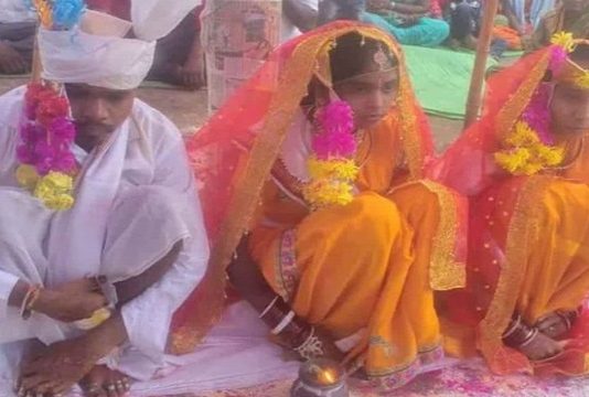 ஒரே நேரத்தில் இரண்டு பெண்களை திருமணம் செய்துகொண்ட நபர்!!