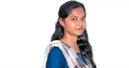 கலெக்டர் அலுவலக வளாகத்தில் பெண் போலீஸ் அபிநயா துப்பாக்கியால் சுட்டு விபரீத முடிவு.. கள்ளக்காதலால் விபரீதம்!!