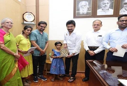 எவரெஸ்ட் சிகரத்தில் 5364 மீட்டர் உயரம் ஏறி சாதனை படைத்த சிறுமி!!